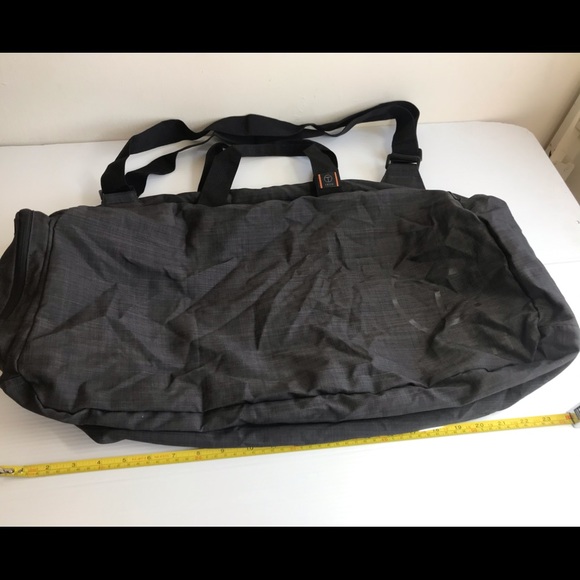 tumi gym bag